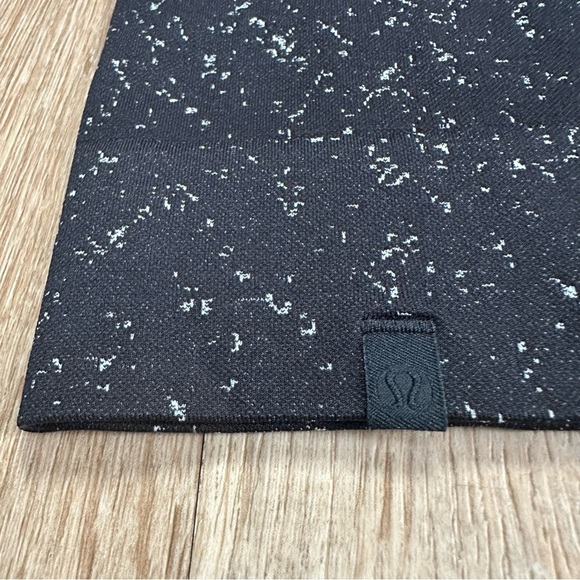 Lululemon Rest Less Cropped 1/2 Zip Size 8
Herringbone Fade Black / White - Picture 7 of 8